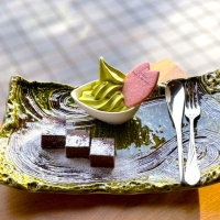 ガトーショコラ「醍醐寺の石畳」抹茶を使ったソフトクリームとご一緒に
